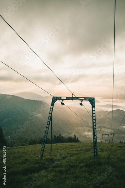 Obraz Подъемник в горах на рассвете