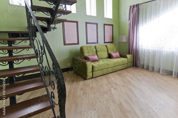 Obraz Металлическая  черная лестница с деревянными ступенями в интерьере