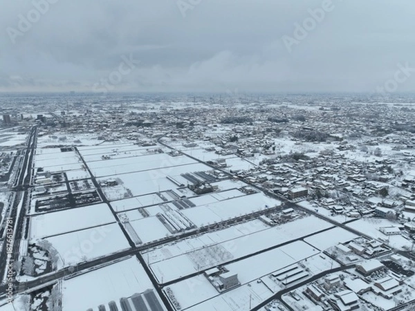 Fototapeta 岐阜のインターチェンジ付近の高速道路の風景　ドローン空撮
