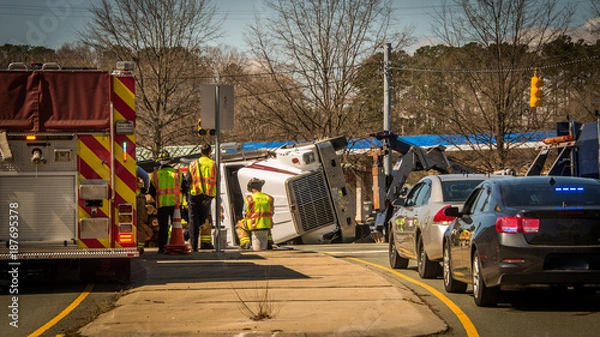Fototapeta Rogowanie ciężarówki przewrócone w wypadku na autostradzie