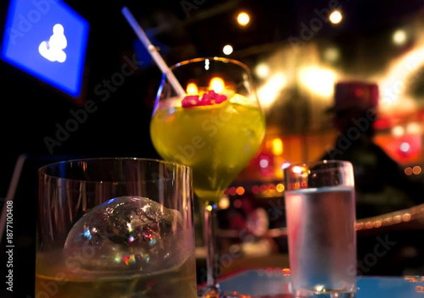 Fototapeta ウイスキーロックとカクテル（生成AI）
