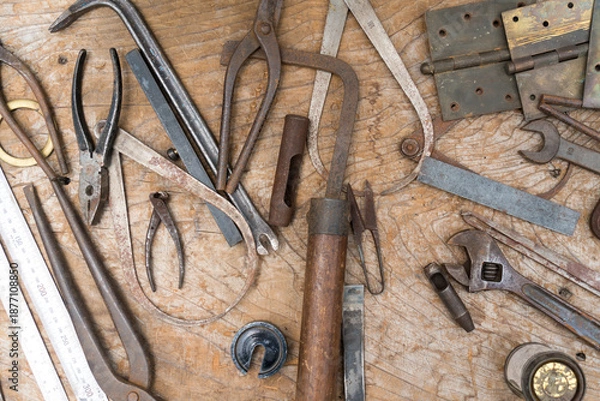 Fototapeta 並べられた日本のレトロな工具

