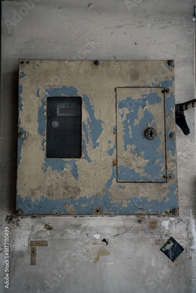 Fototapeta 塗装が剥げたレトロな配電盤
