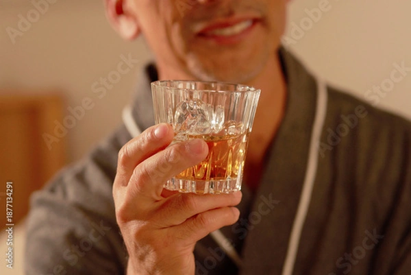 Obraz 男性が持っているウィスキーの手元のクローズアップ