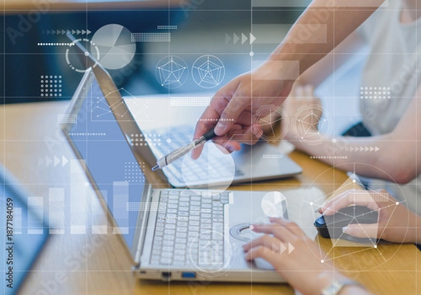 Obraz ノートパソコンを指差して説明するビジネスシーン　オフィスでのデータ分析や会議で情報を共有する様子