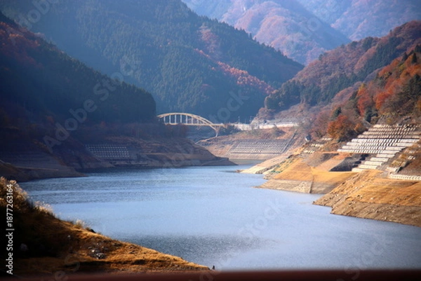 Obraz ダム湖にかかる橋