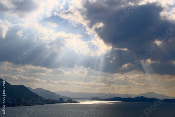 Fototapeta 福岡県北九州市、めかりPAから望む光芒と関門海峡