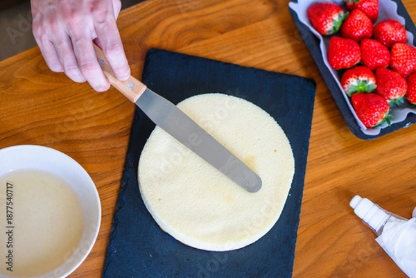 Obraz 出来合いのスポンジを使ってショートケーキを作る男性