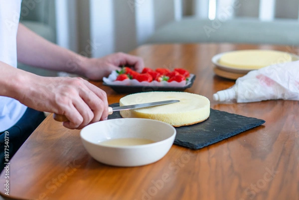 Obraz 出来合いのスポンジを使ってショートケーキを作る男性