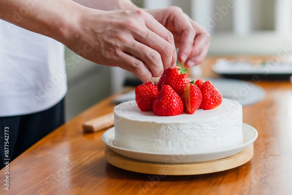 Obraz 手作りいちごのショートケーキ｜ホイップクリームと苺のシンプルなデザート	
