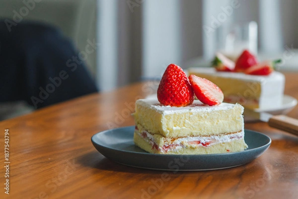 Obraz 手作りいちごショートケーキの断面｜ナイフで切り分ける食卓のひととき	