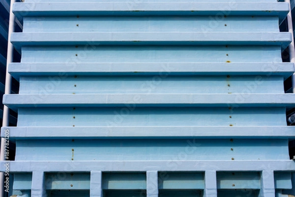 Obraz 青い建築構造物の抽象的なパターンと直線的なデザイン