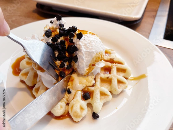 Obraz 生クリームをのせたワッフルケーキ