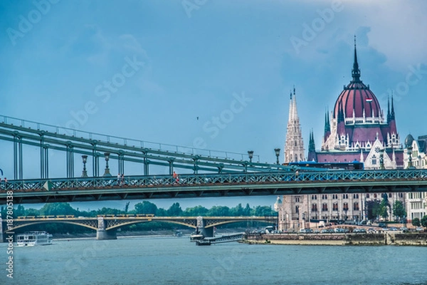 Obraz Szechenyi Chain Bridge, a suspension bridge over the Danube river between Buda and Pest, the western and eastern sides of the hungarian capital Budapest, Hungary.