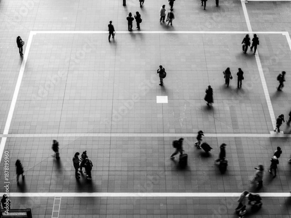 Obraz 人通りで混雑したJR大阪駅コンコース。俯瞰して見る人のシルエットが面白い

