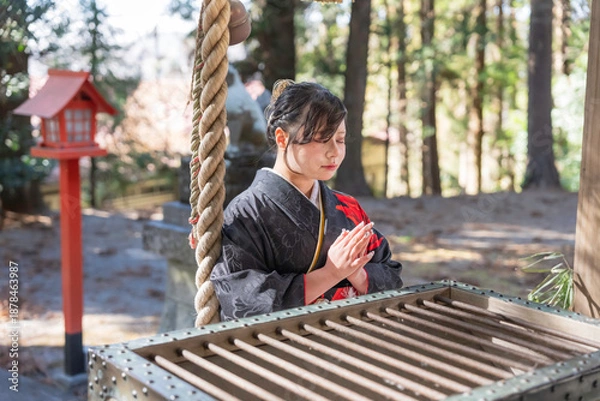 Obraz 神社でお参りする着物姿の女性