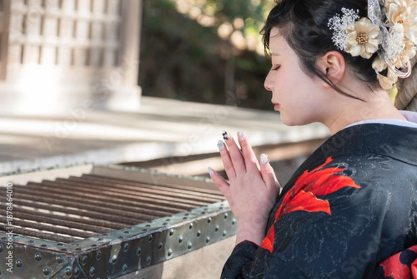 Obraz 神社でお参りする着物姿の女性