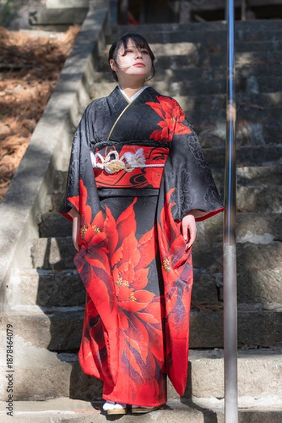 Obraz 神社でお参りする着物姿の女性