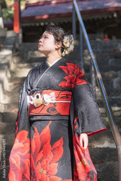 Obraz 神社でお参りする着物姿の女性