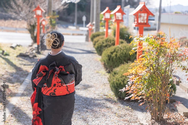 Obraz 神社でお参りする着物姿の女性