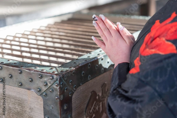 Obraz 神社でお参りする着物姿の女性