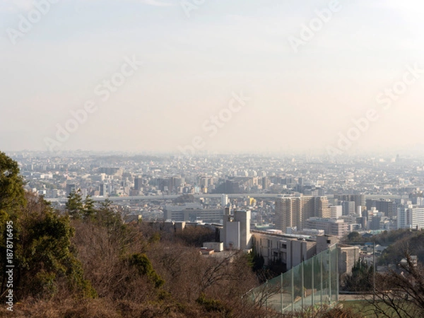 Obraz 展望台から見る黄砂に覆われた都市景観