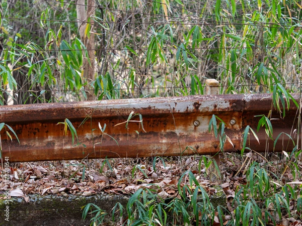 Obraz 錆びて劣化した山道のガードレール