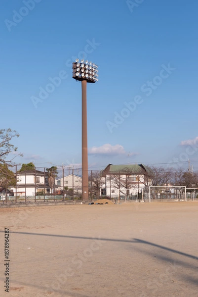 Obraz 放課後の静かな土のグラウンドとサッカーゴール、日本のアニメ風の風景（部活・ノスタルジー）
