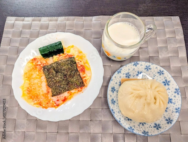 Obraz とろけるチーズとケチャップをのせた餅と肉まんの朝食