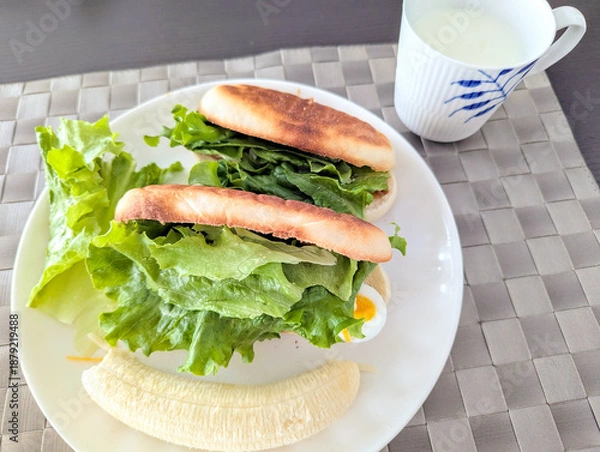 Obraz 卵とレタスがたっぷり入った朝食サンドイッチ