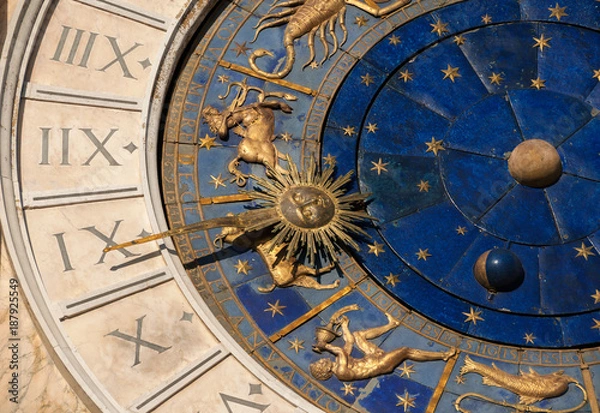 Fototapeta Starożytność i astrologia. Detal renesansowej wieży zegarowej Saint Mark Square w Wenecji ze znakami zodiaku, planetą i gwiazdami (XV wiek)