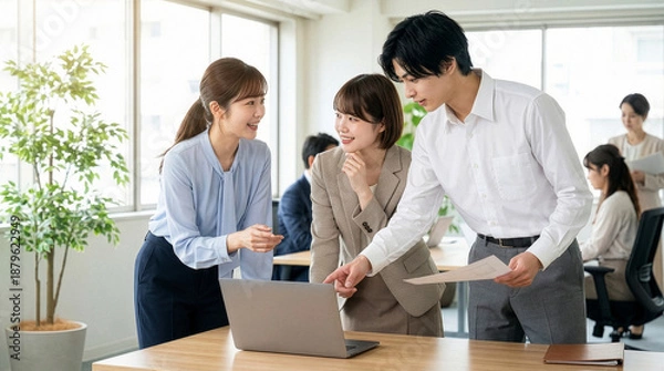 Obraz チームワークを感じる職場の若い男女