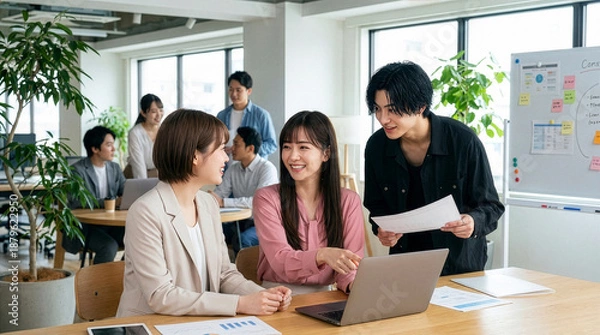 Obraz チームワークを感じる職場の若い男女