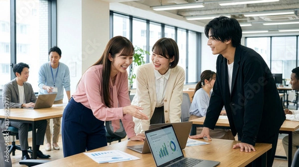 Obraz チームワークを感じる職場の若い男女