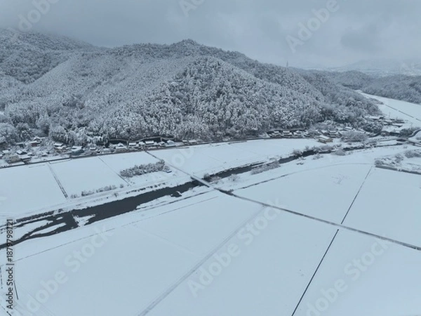 Fototapeta 岐阜市の彦坂の田舎の雪景色　ドローン空撮