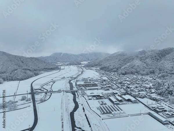 Obraz 岐阜市の彦坂の田舎の雪景色　ドローン空撮