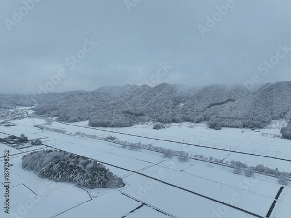 Obraz 岐阜市の彦坂の田舎の雪景色　ドローン空撮
