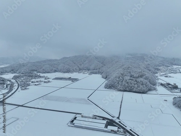 Obraz 岐阜市の彦坂の田舎の雪景色　ドローン空撮