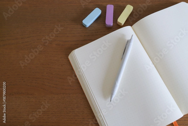 Fototapeta ノートと文房具のある机