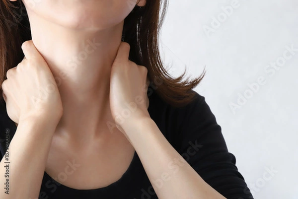 Fototapeta 首元を押さえる女性　肩凝り