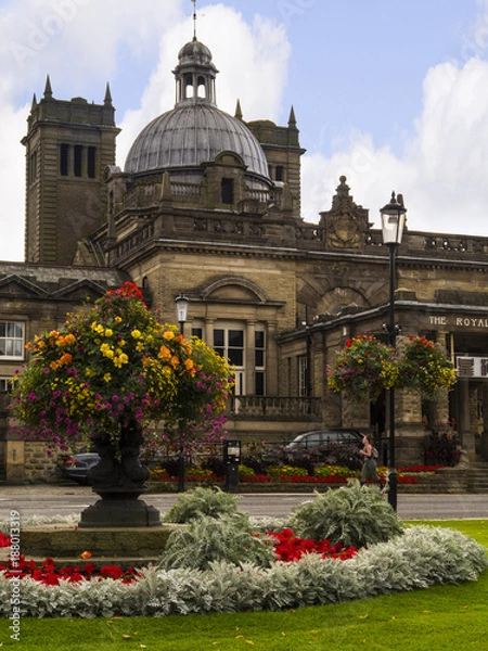 Obraz Harrogate is a town in North Yorkshire, England, east of the Yorkshire Dales National Park. Its heritage as a fashionable spa resort continues 
