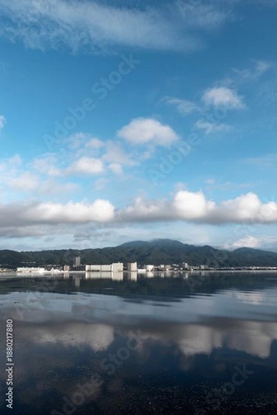 Obraz 早朝の静かな琵琶湖　大津市のマンション群と雲が湖面に映る風景