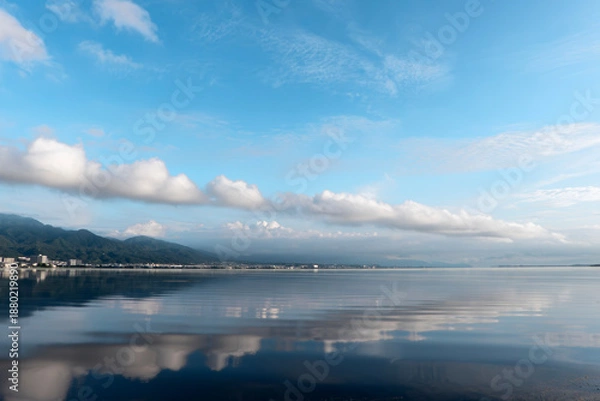 Obraz 早朝の琵琶湖の風景　静かな湖面と青空　滋賀県大津市
