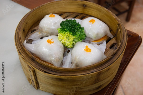 Obraz 蒸籠に並ぶ海老餃子と彩り野菜の点心盛り合わせ