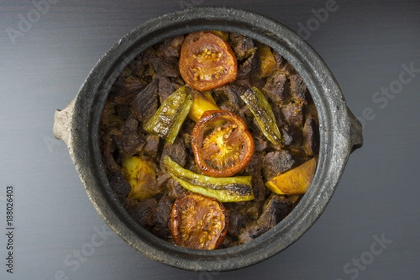 Obraz Fleischeintopf mit Gemüse im Tontopf
