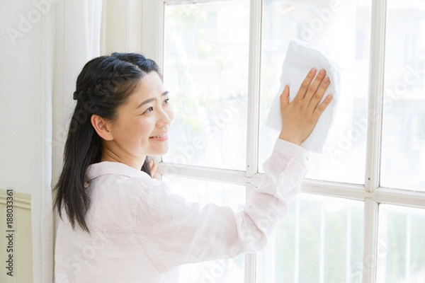 Fototapeta 女性　窓拭き　リビング
