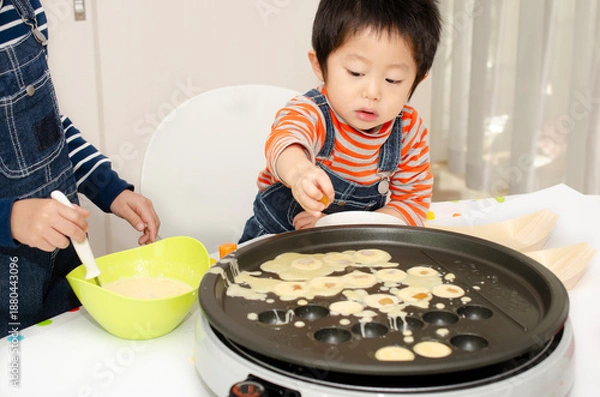 Obraz たこ焼を作る子供