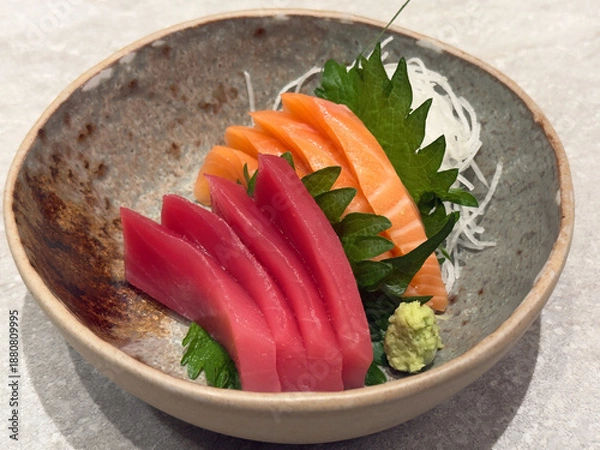 Obraz 彩り豊かなサーモンとマグロの刺身盛り合わせ