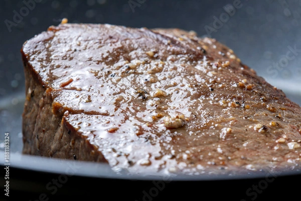 Obraz 牛肉(モモ ブロック)をフライパンで焼く調理シーンのアップ。
