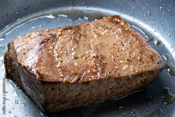 Obraz 牛肉(モモ ブロック)をフライパンで焼く調理シーン。